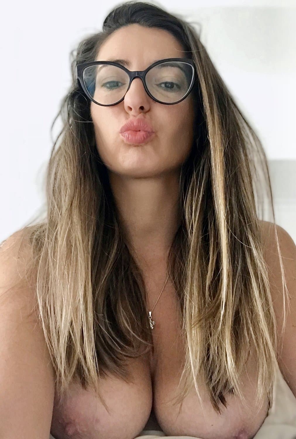 Slutwife sent me her nudes. Now you can all enjoy her sexy body