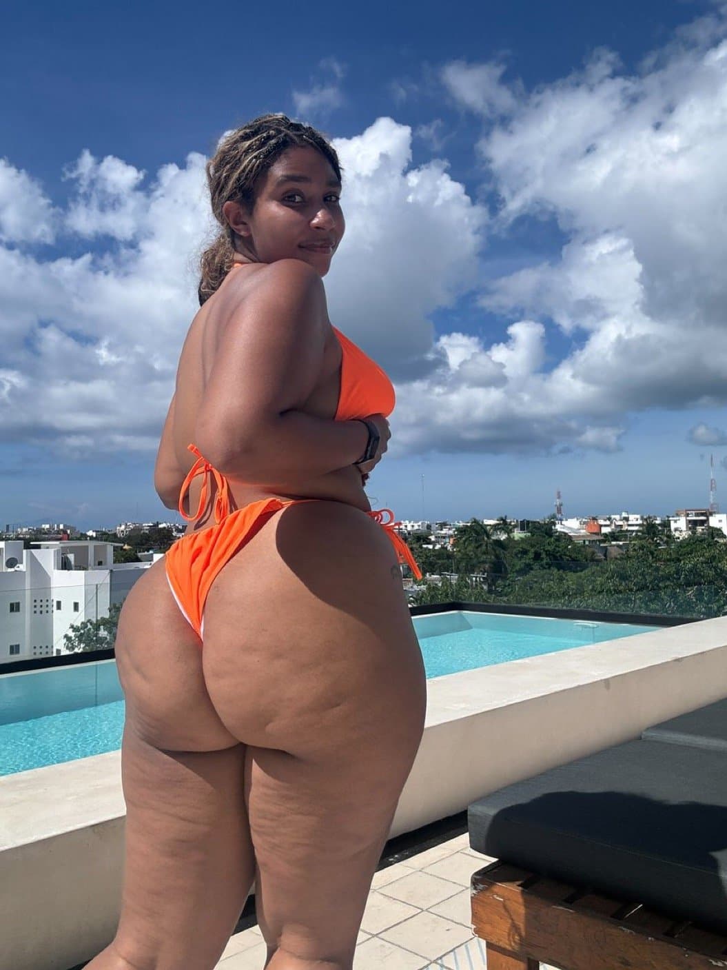 Click to view full size Sexiest lightskin baddie sapphire????