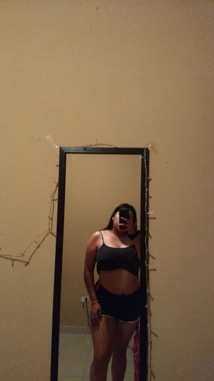 Karen una puta muy sexy de 21 años disfruta de sacarse fotos hot para exhibirse