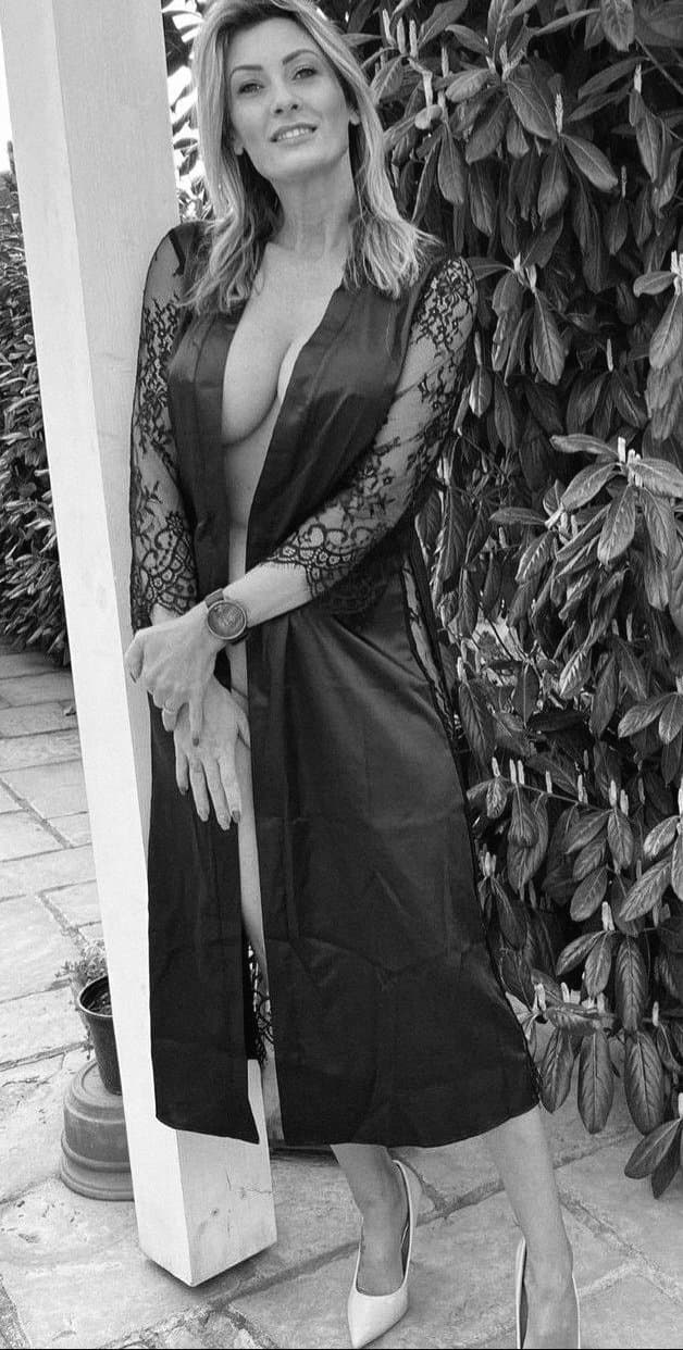 Moms in their 40s are so sexy no matter what they wear