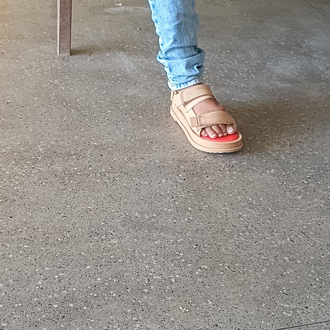 Click to view full size Feet candid shots on college #5 (a short album)