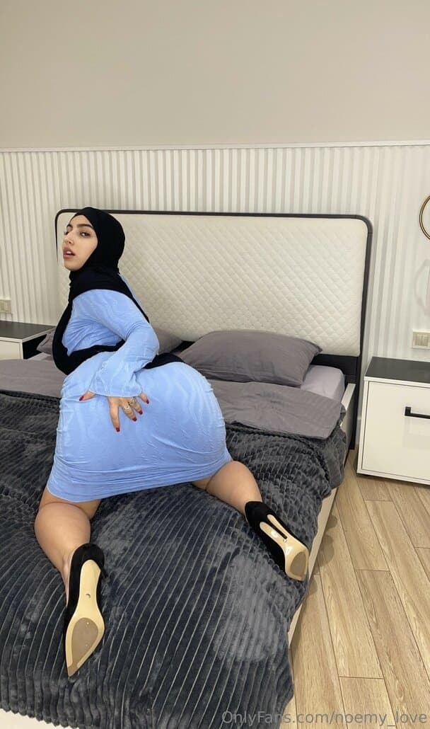 Noémy la plus grosse chienne arabe ?? ( Gros Seins - Gros Cul )