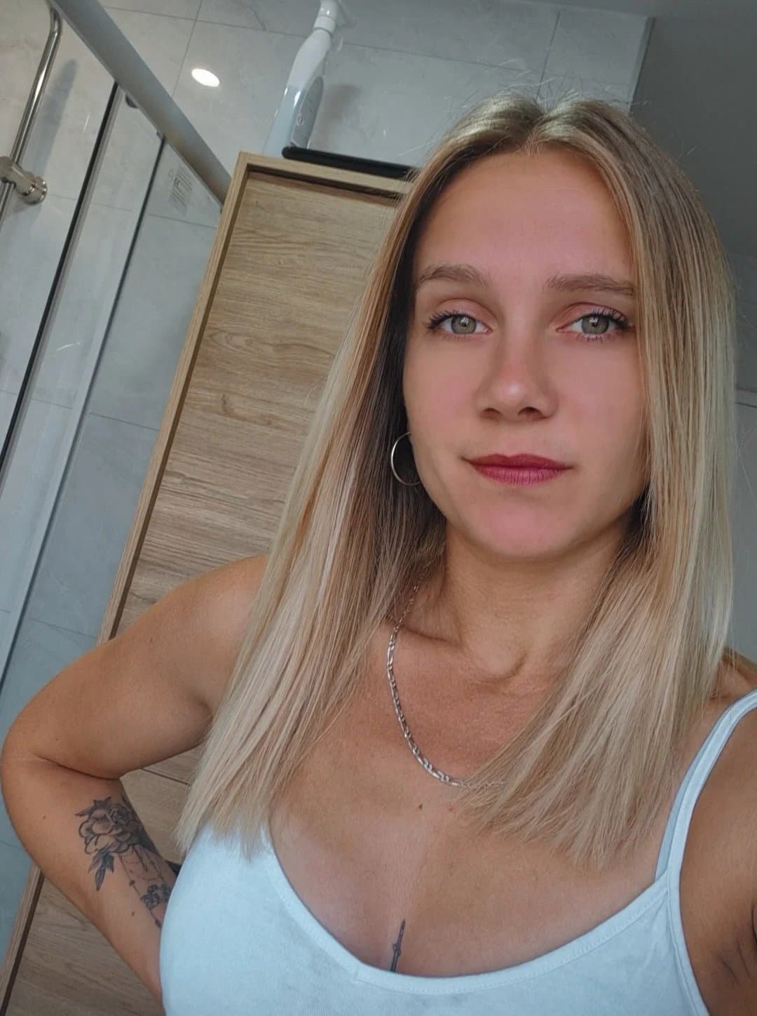 Skinny chienne française exposé