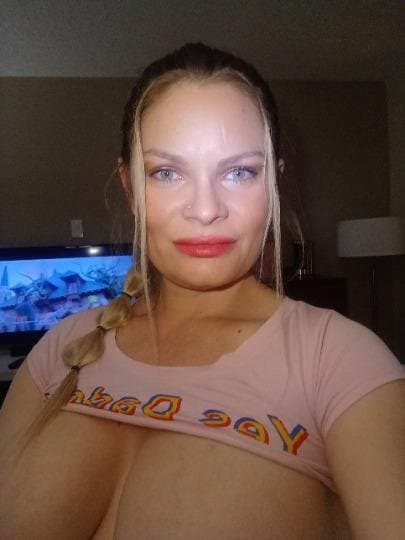 Lacy Springs Green Eyes Busty Milf