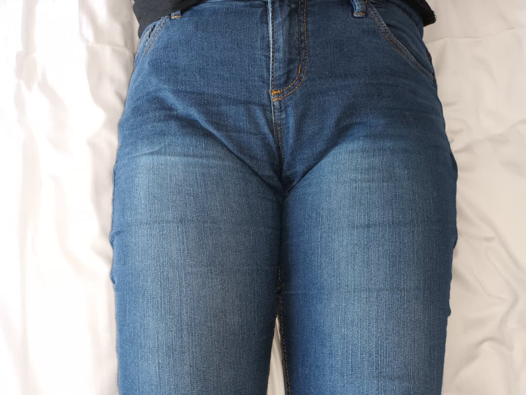 Kate Stern - Sexy Kate shows off her body in tight jeans