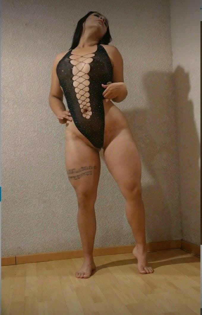 Puta con un culote expuesta