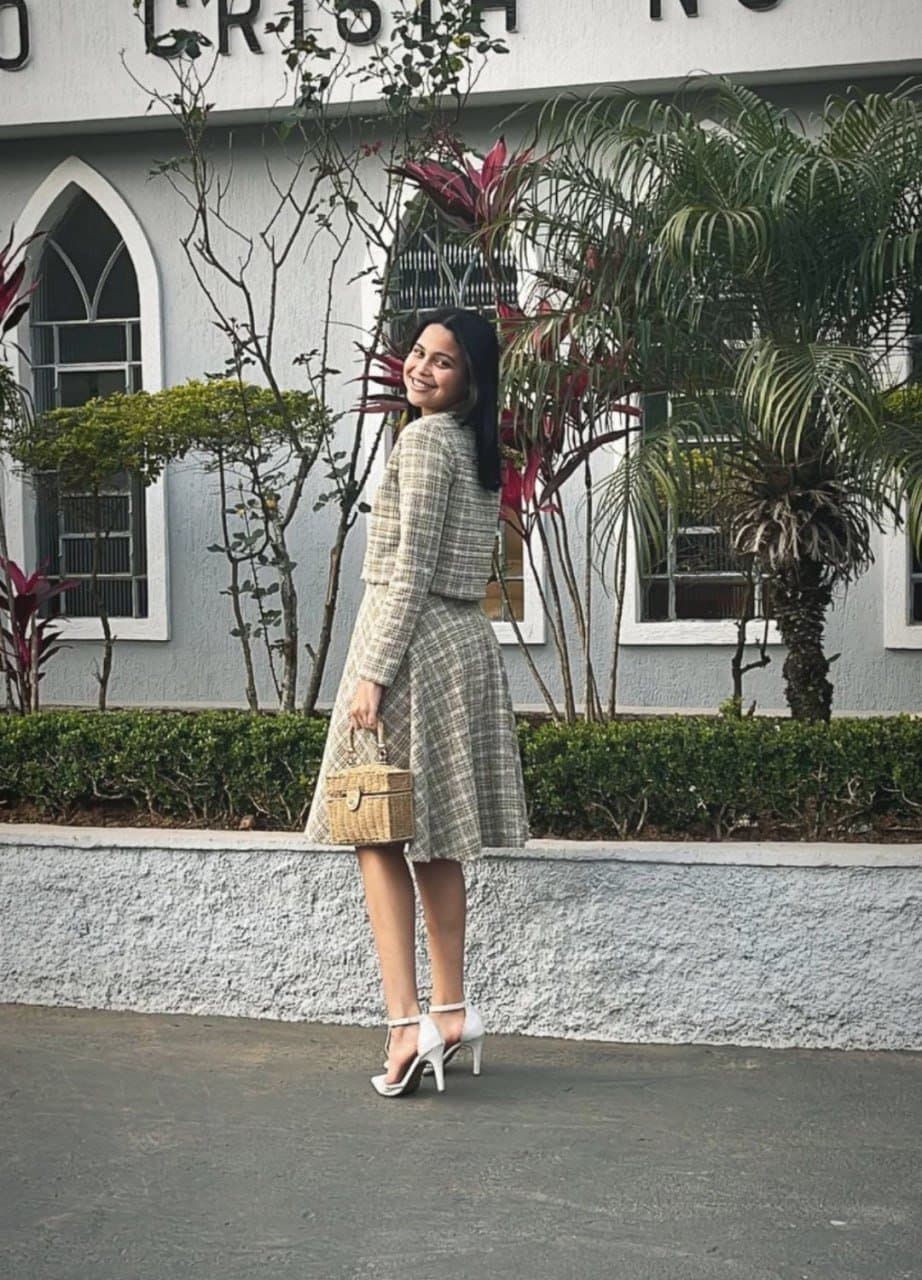 Irmãzinha longe da igreja