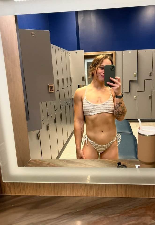 Sexy KIK slut shows off her fit body