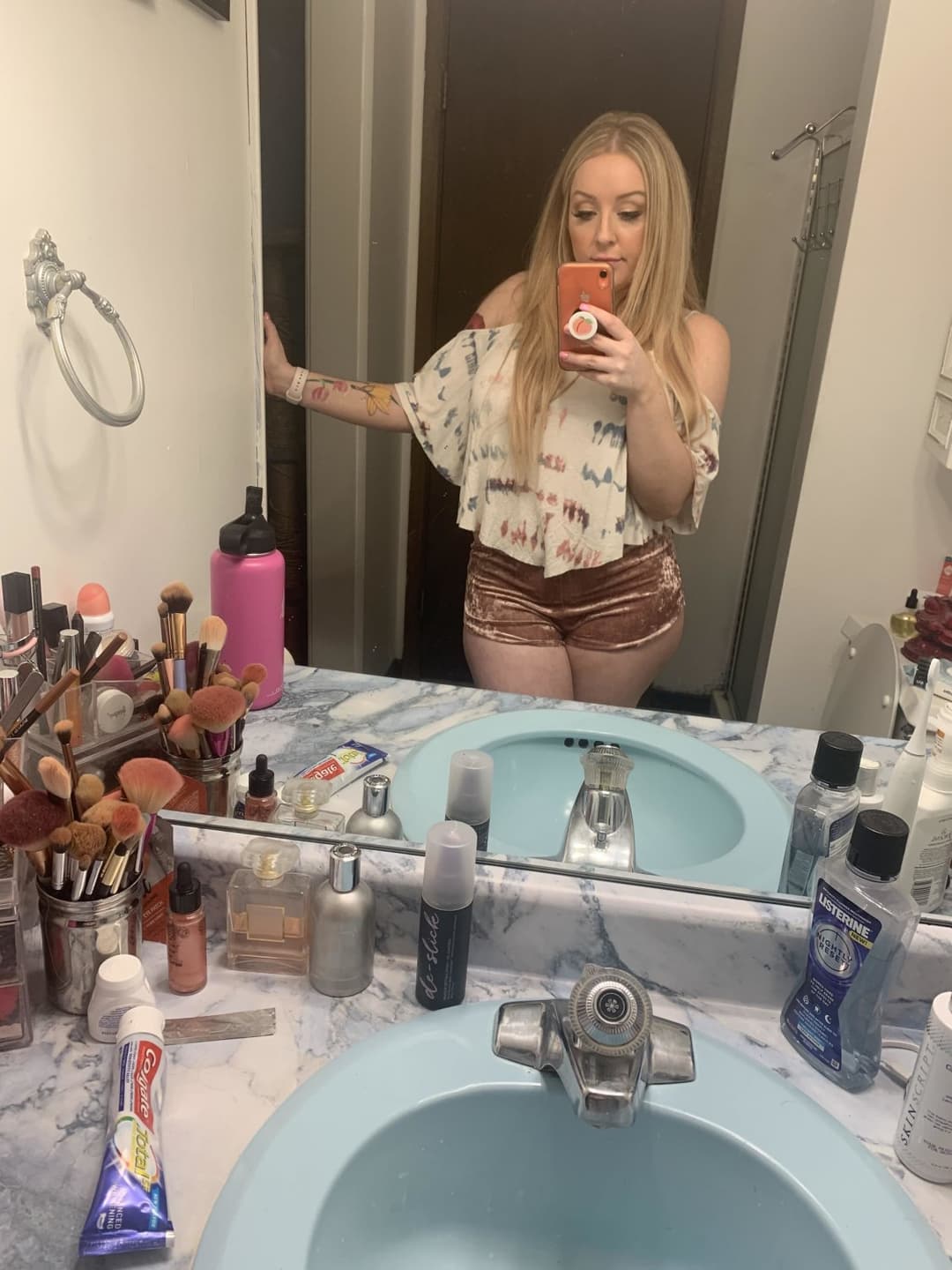 Blonde girl with nice mommy milkers fingering herself