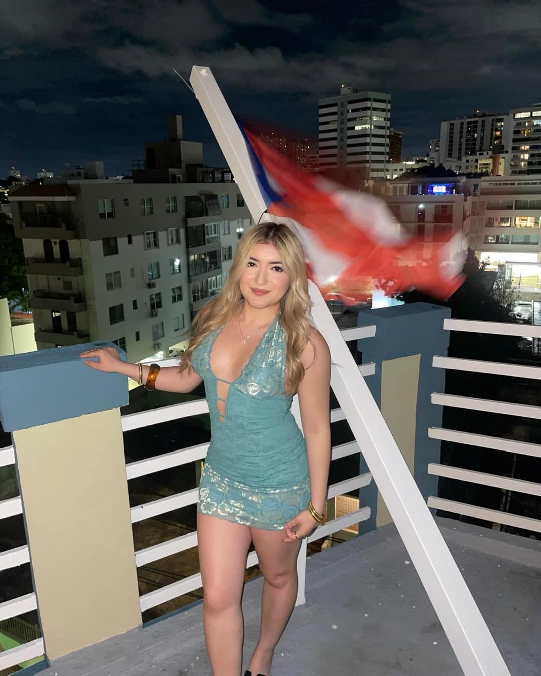 Tiny guy gets fucked - aShemaletube.com_1