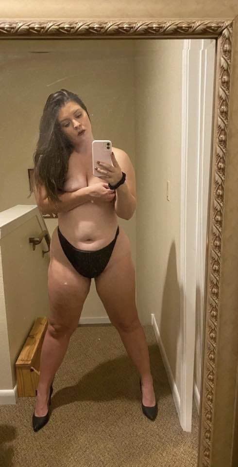 Chubby Slut Pawg Wife Nikki Shows Her Curves