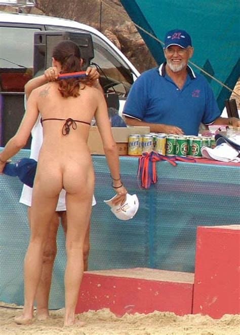 Bottomless Girls in Public 1