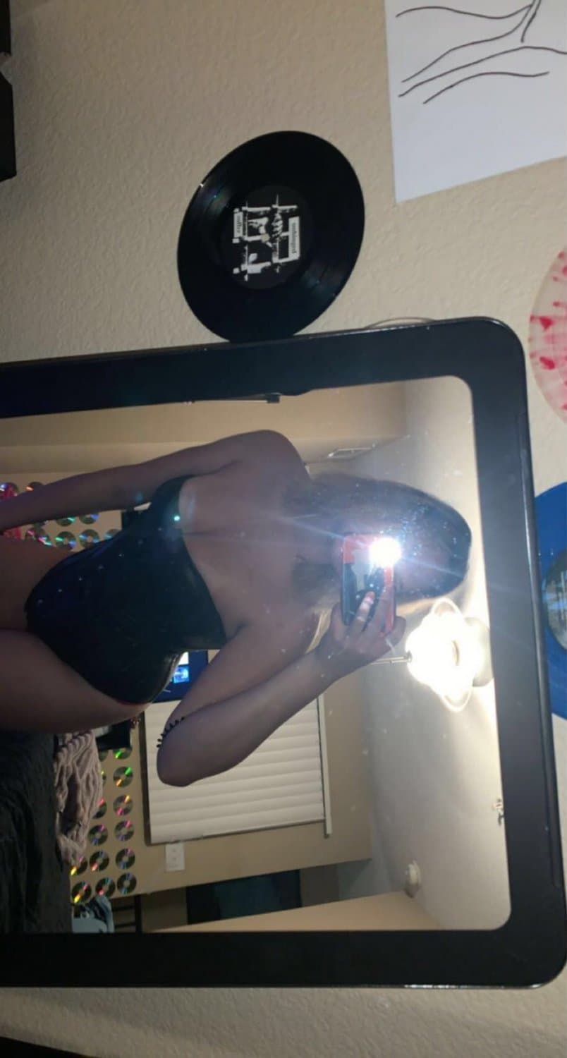 Hot slut Alexis love showing off