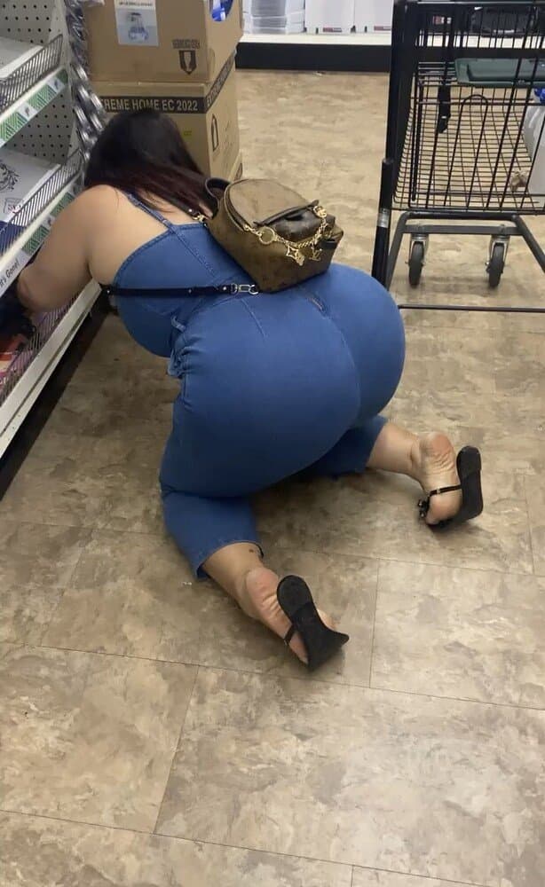 Plump Booty  Latina Milf In Dollar Tree