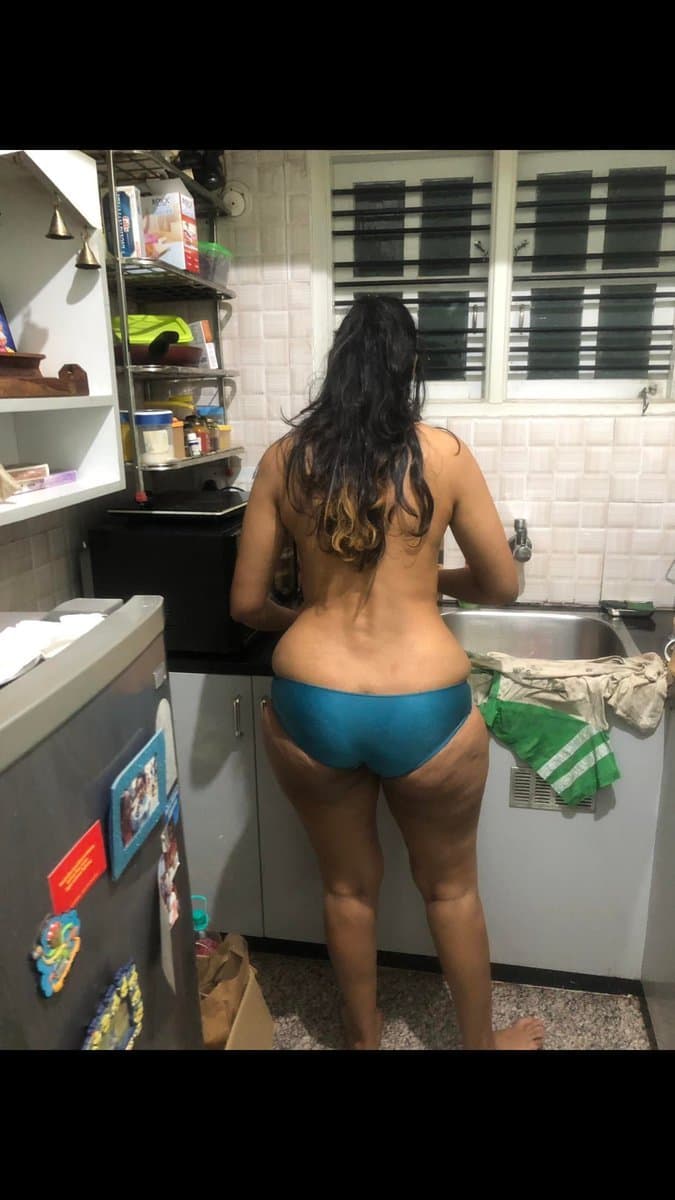 Beautiful punjabi girlfriend seducing her boyfriend with her naughty pictures and mms