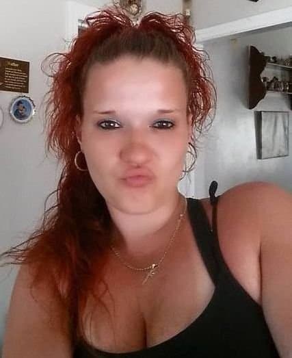 Trailer trash slut Jess nude selfies