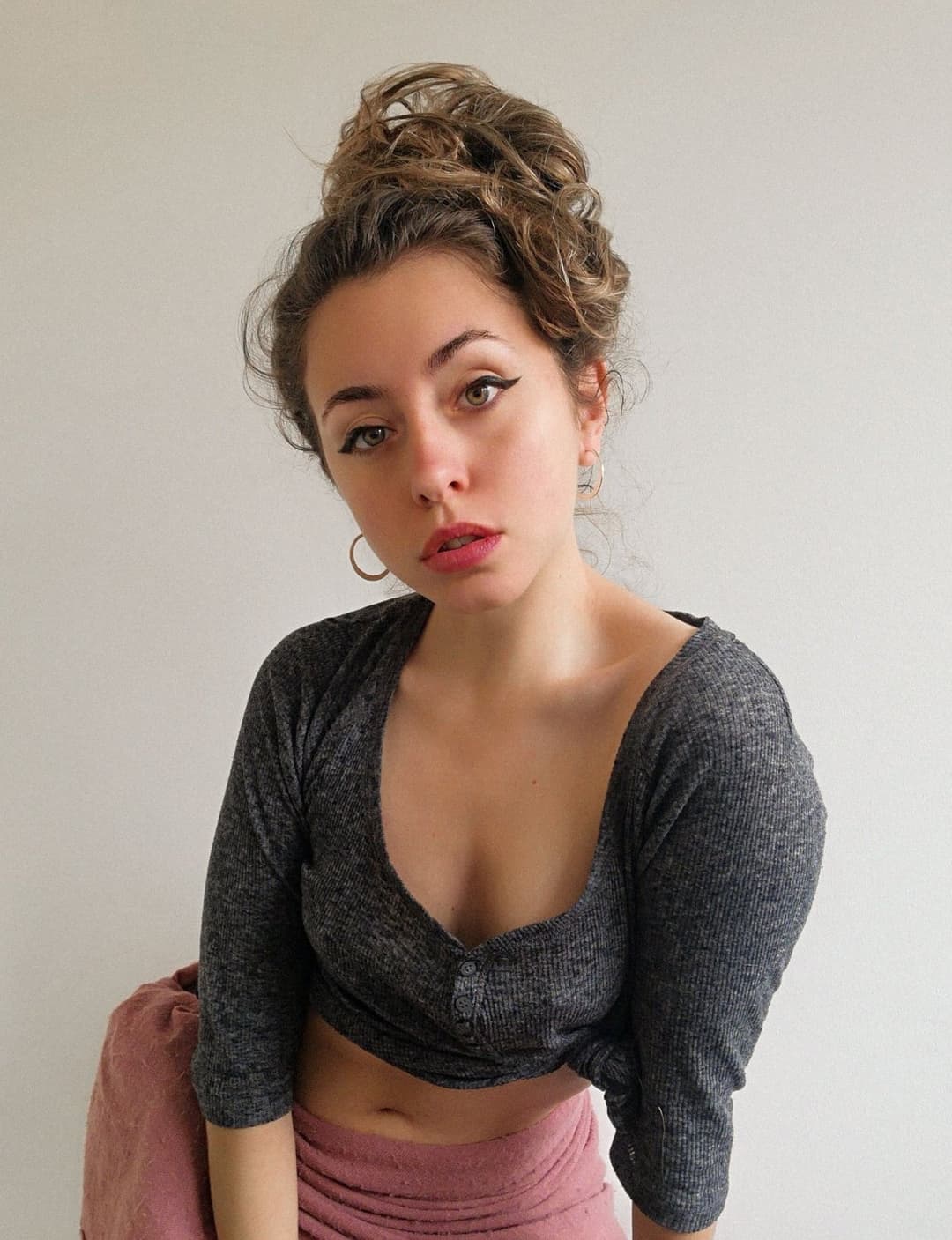 Para que se metan una paja con la buena para nada de Miare. Solo vale la pena por esa cola rica.