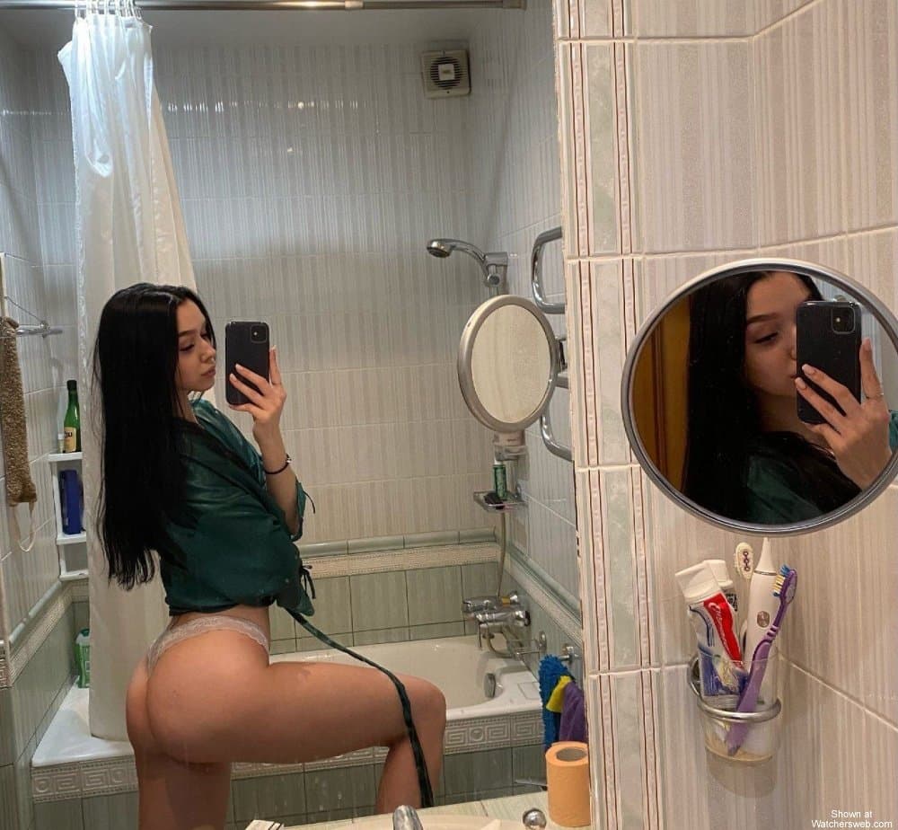 Hot mirror selfie chick