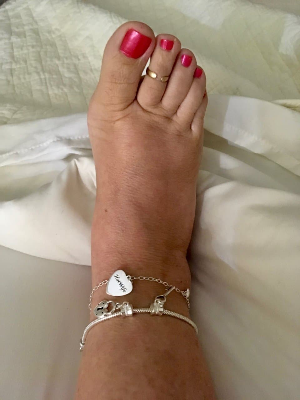 Hotwife anklets & necklaces, public announcements of lifestyle