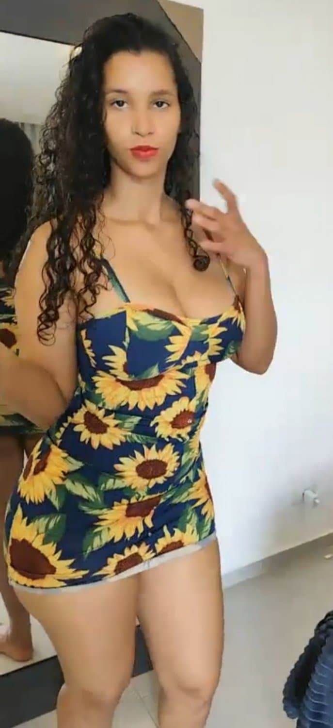 Esposa gostosa bunduda exibindo na live marido corno filmando e procurando um macho amigo comedor