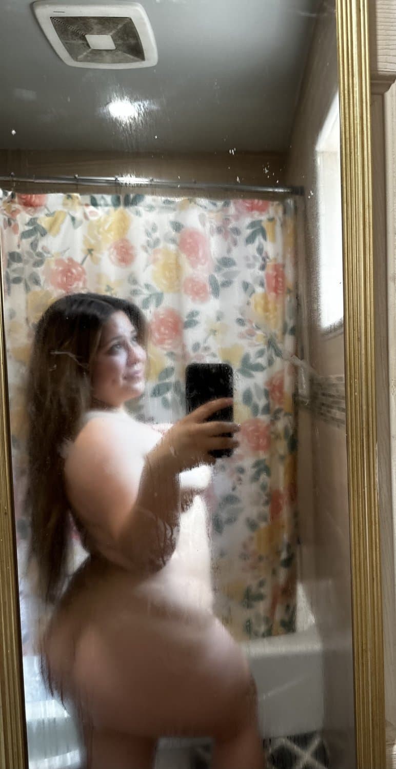 big booty mommy shaking her butt