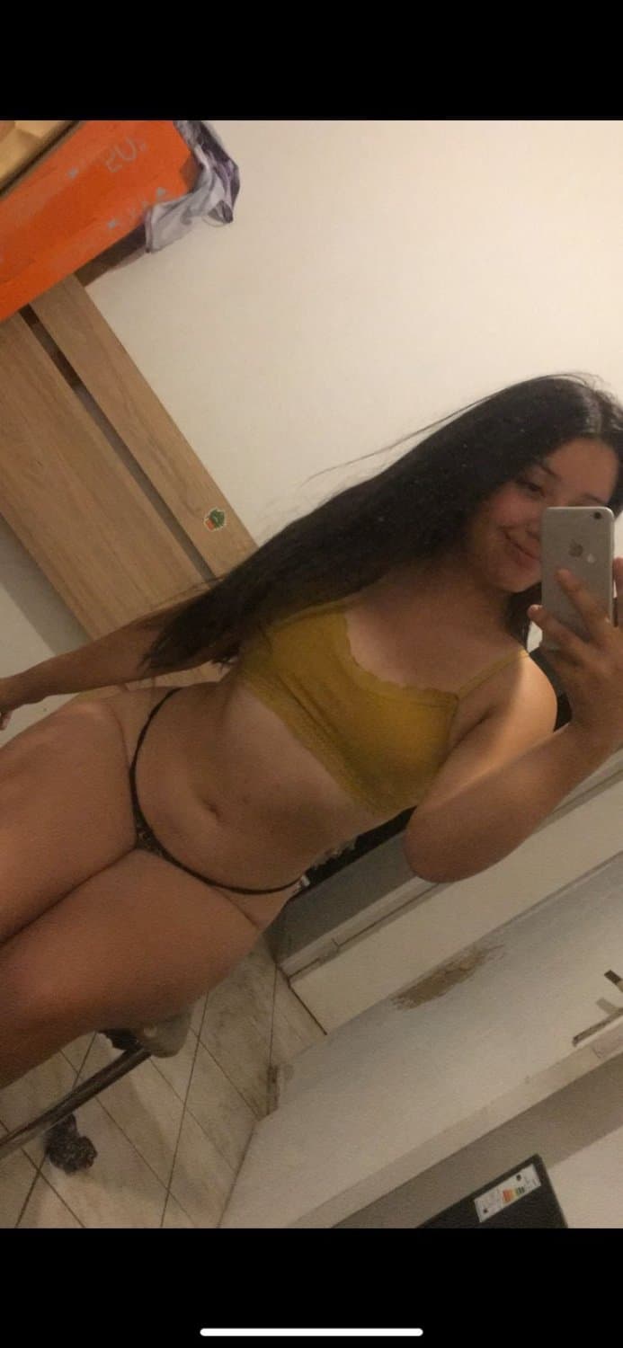 Perra culona facil sube fotos en calzones desde chica