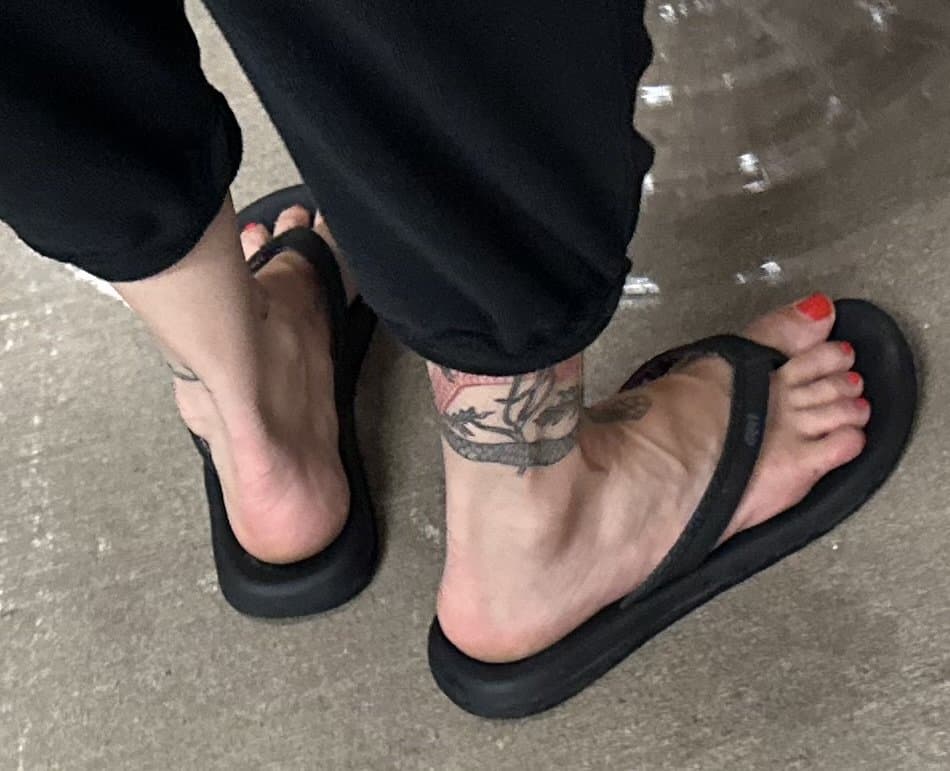 Click to view full size Creep Shots. Super Sexy Hot Blonde MILF Feet & Ass. I couldn’t get a clear face pic.