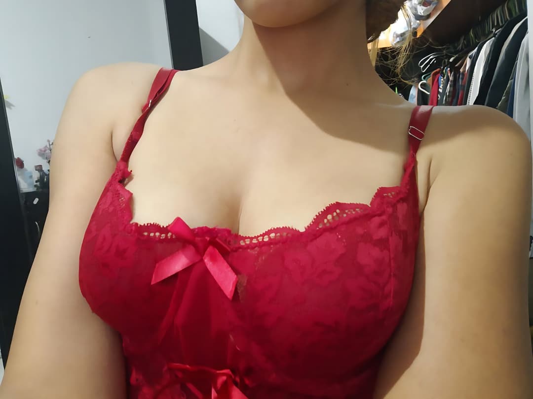 Zorrita culona de 18 años en sexy lenceria roja