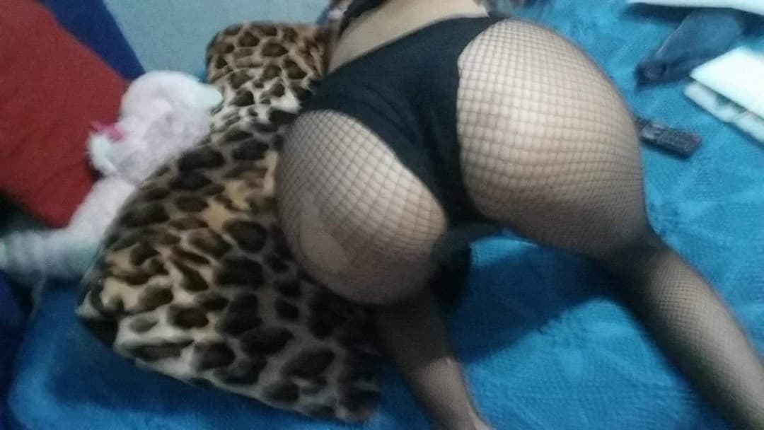 Annie loves to show her ass