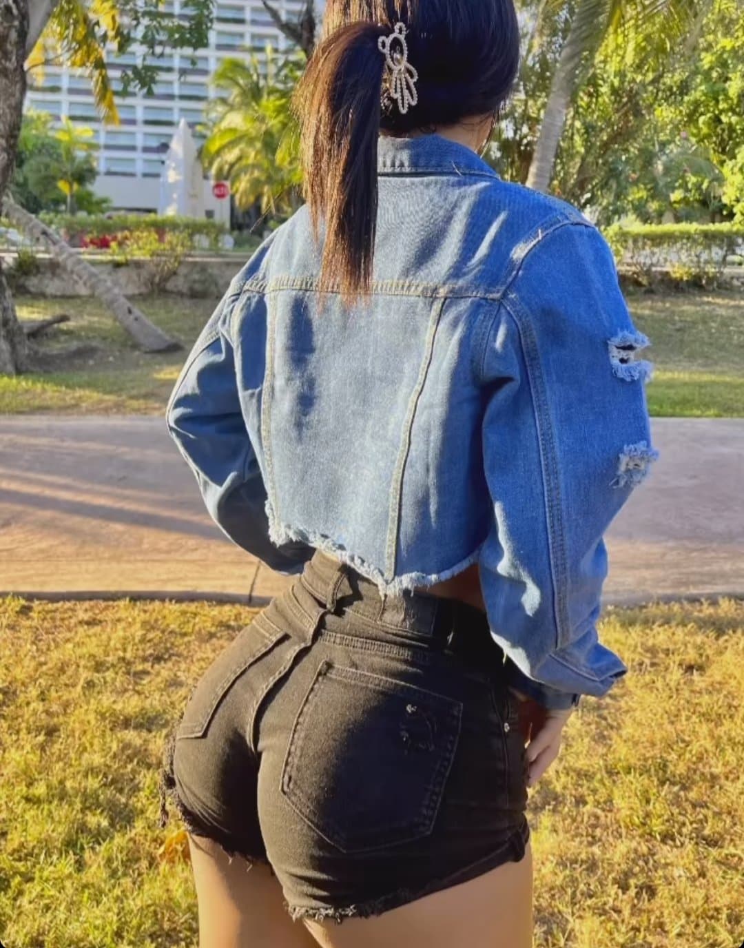 Click to view full size Una putita flaca y muy rica que se masturba delante de la cámara