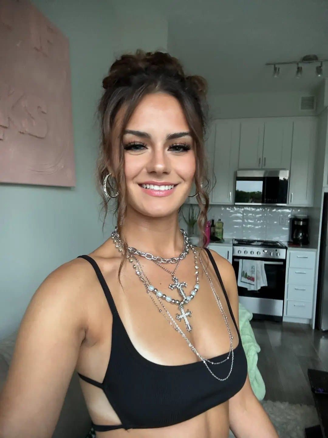 Click to view full size Petite brunette slut. Girl next door turns into sexy hollywood whore.