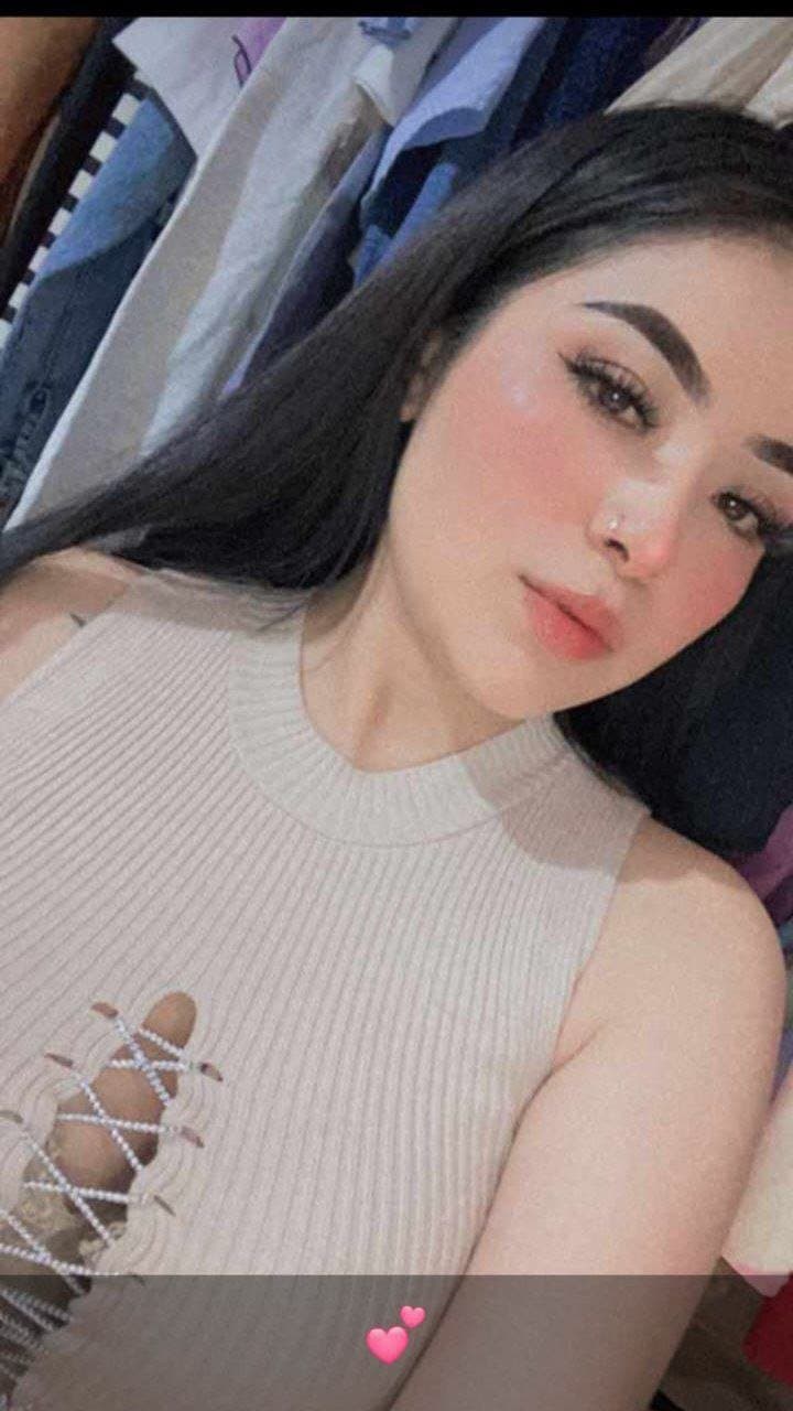 Click to view full size Otro cornudo expone a la putita de su novia