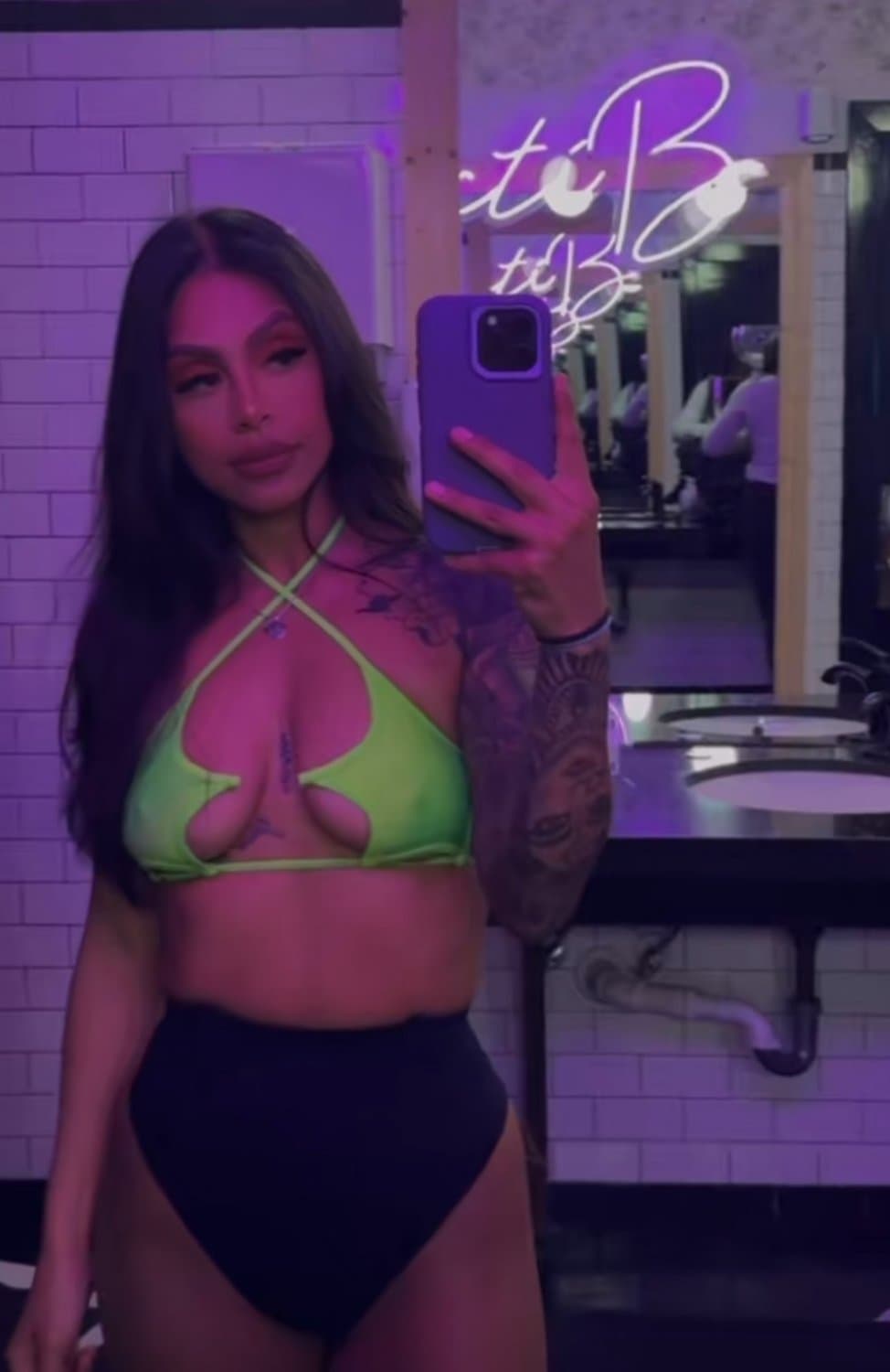 Sexy Latina MILF, Pregnant, Feet, Fit, Comments Welcomed.