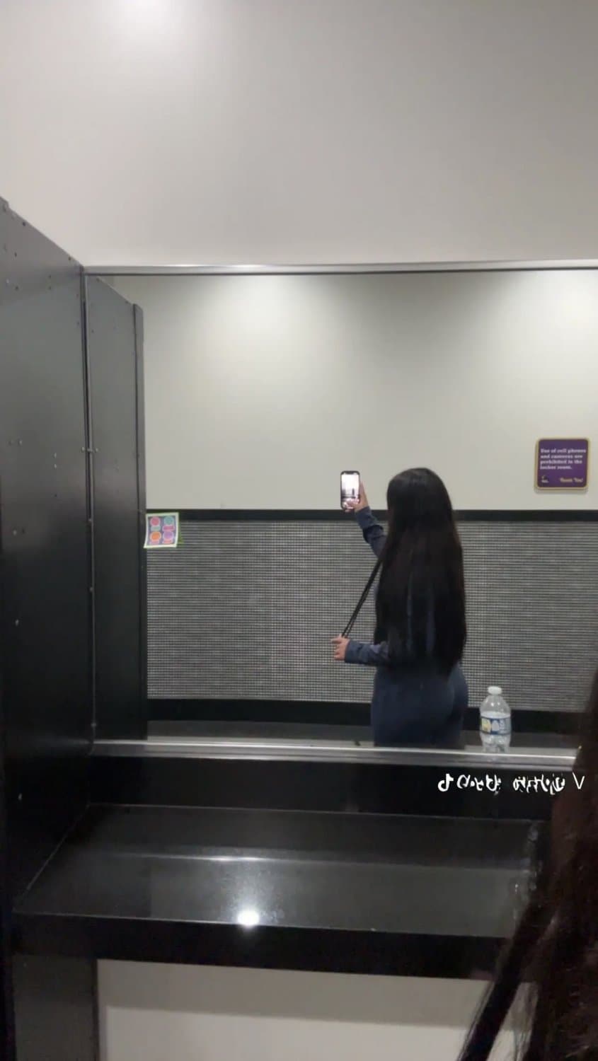 She used to fuck for weed lol 23 year old slut is a single mom from Chicago. I miss her footjobs