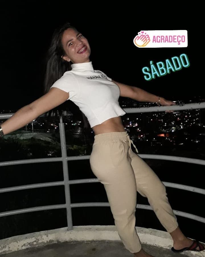 Marido da Rafinha fala que todos bate punheta para ela olha a risadinha dela que saber disso também