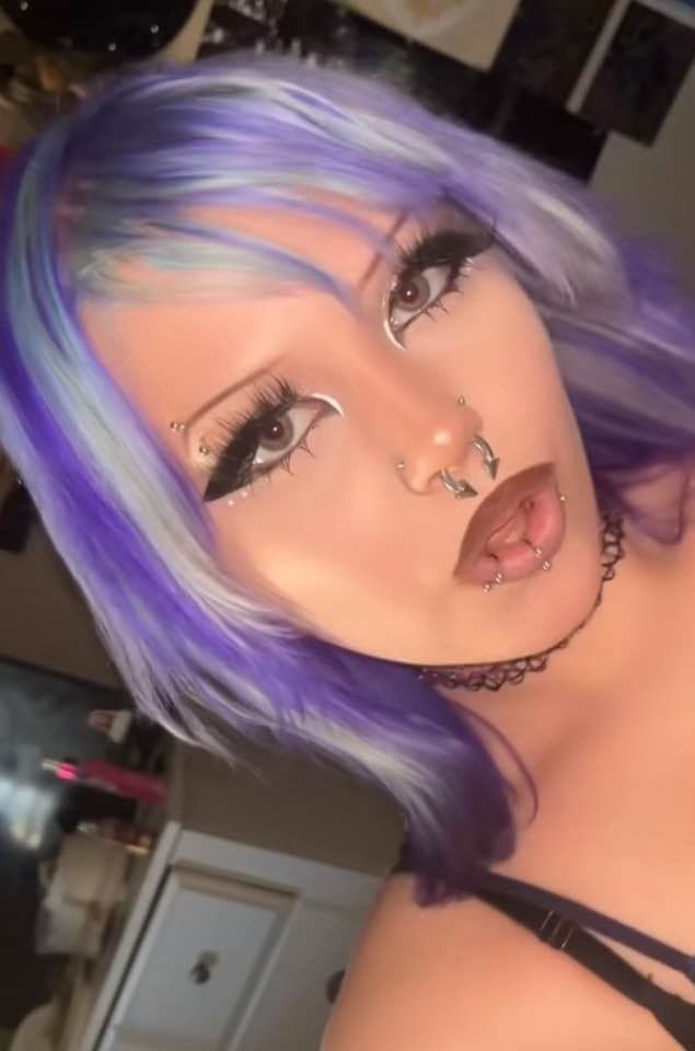 18 year old Alternative Teen Ashlyn