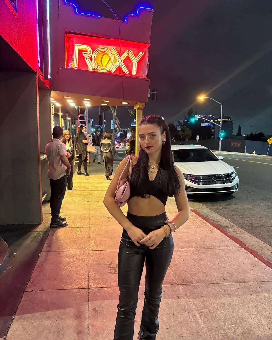 Fitness slut flaunts incredible body