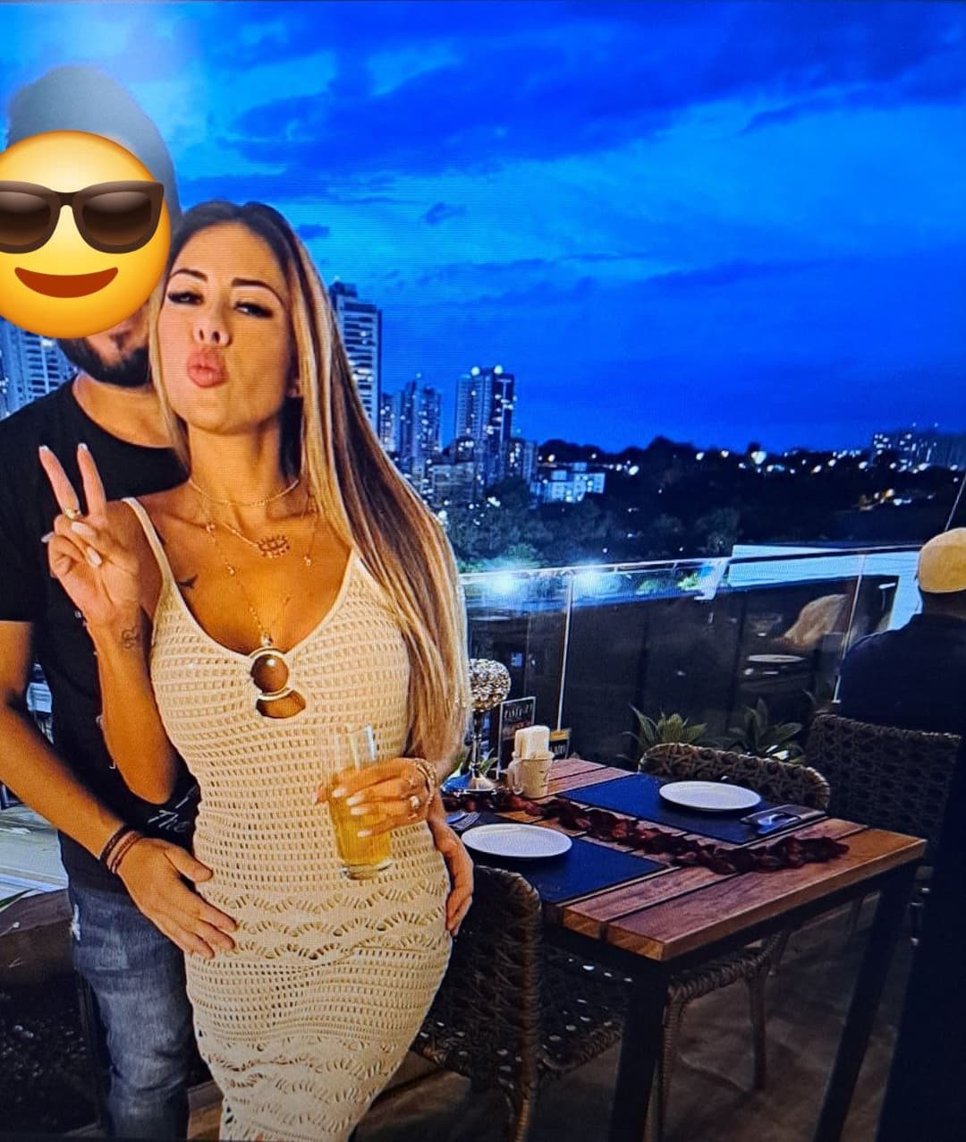 Loira gostosa, deixa todos de pau duro