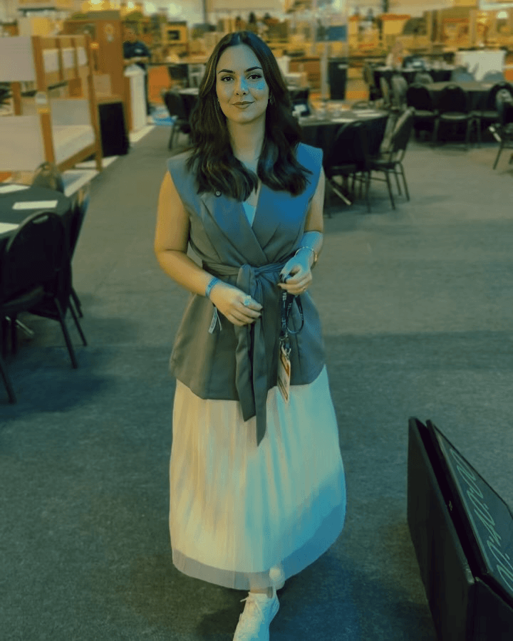 brunette nerd speaker, Instagram famous, showing her ass, anal, hot ass IA