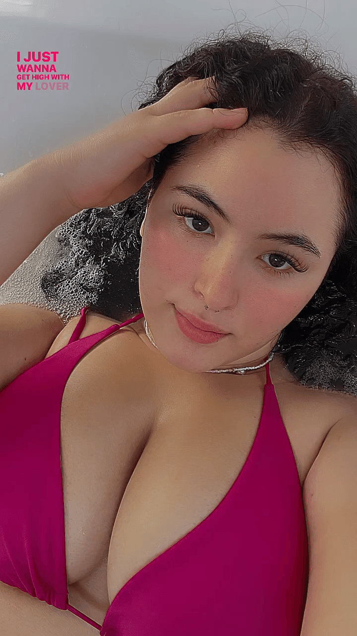 Zorra de buen cuerpo calienta a todos mostrando su enorme culote en bikini