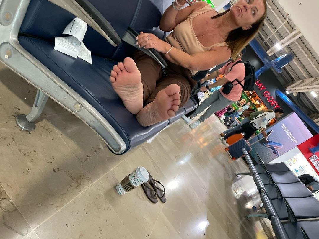 Public barefoot Creeping