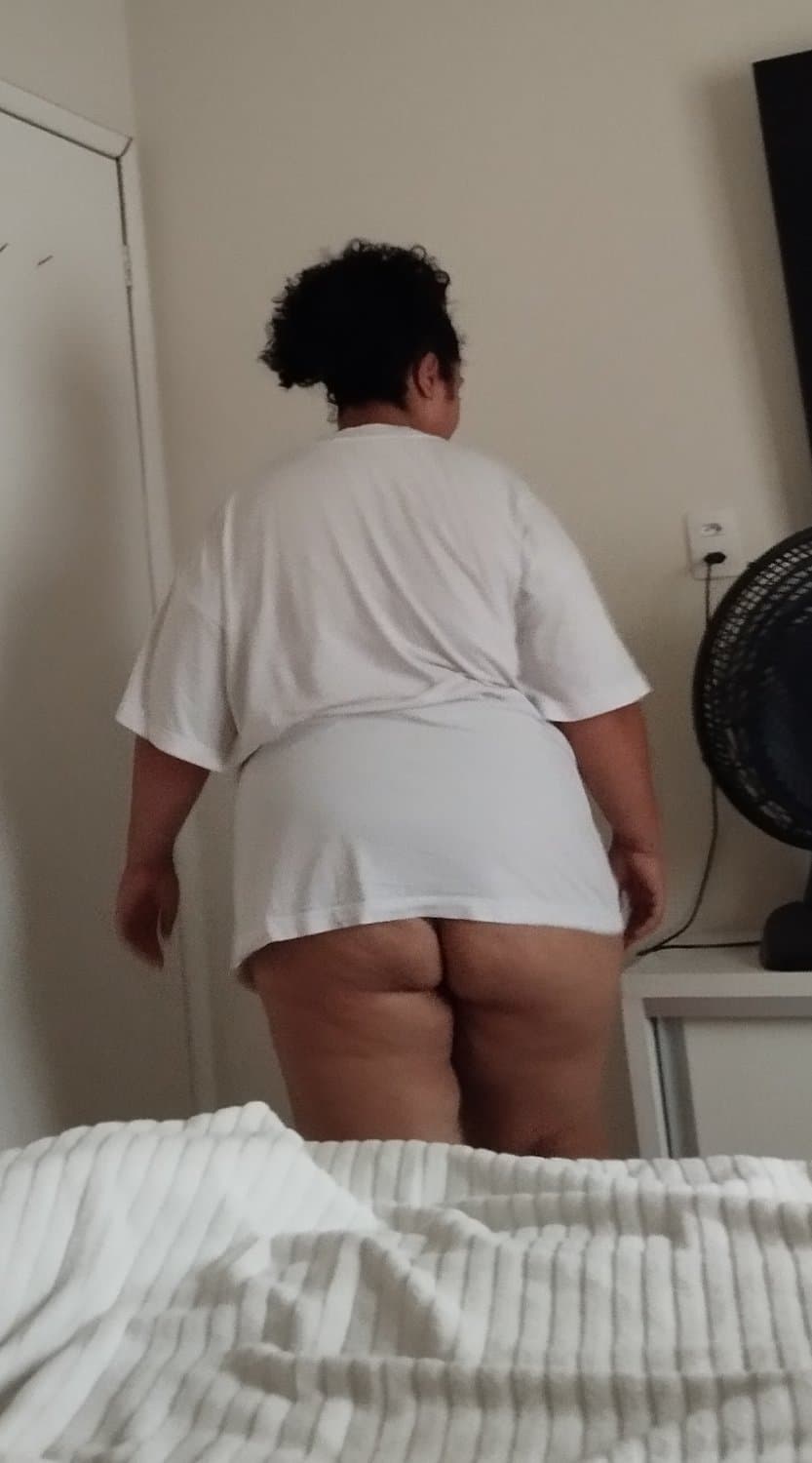 Hot BBW in just a shirt, twerking and showing off her juicy big ass