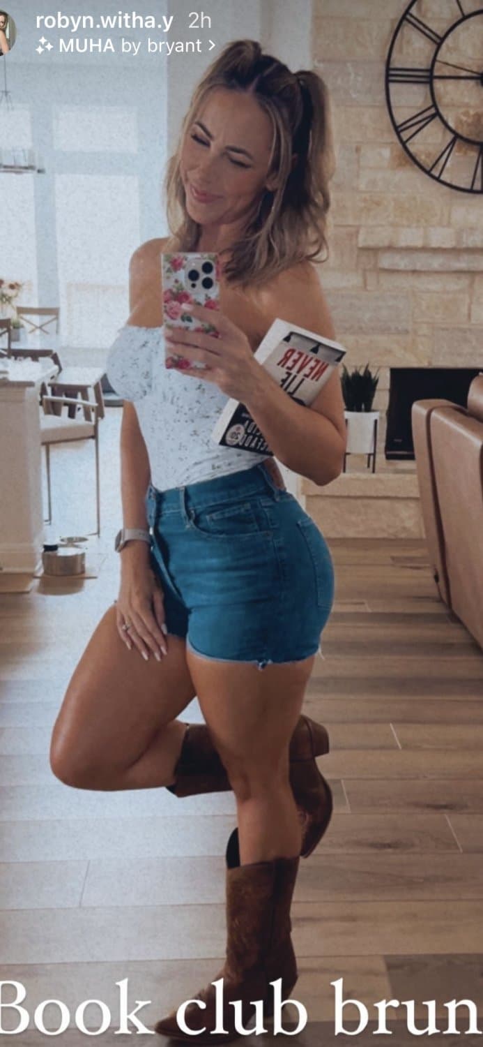 Click to view full size Texas milf Robyn Fields