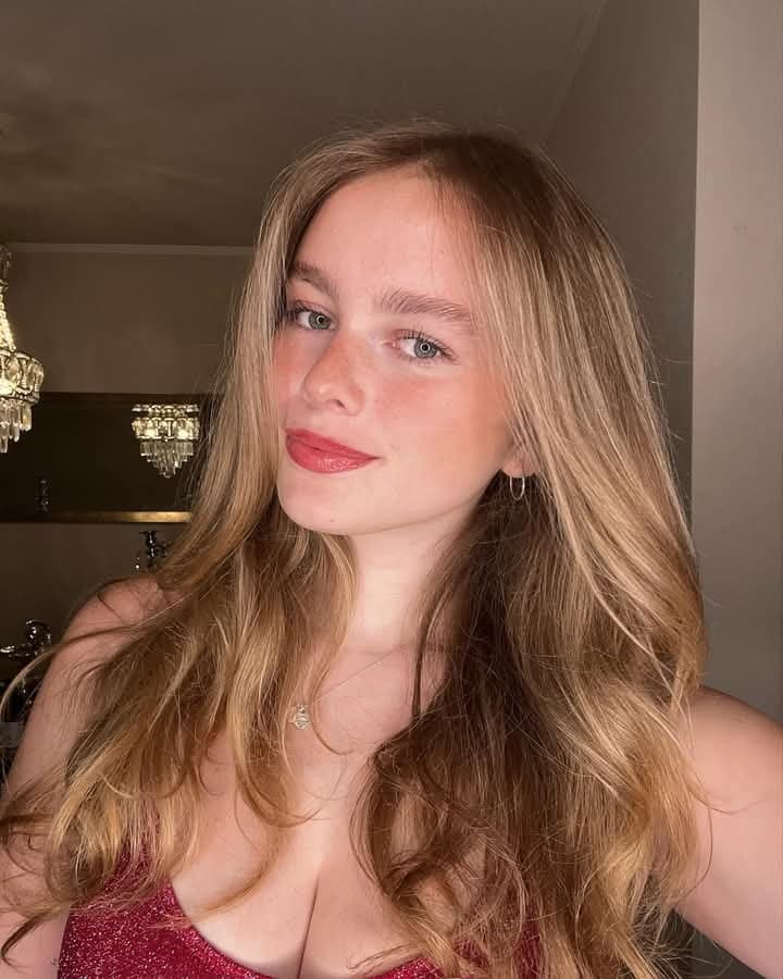 La puta tetona de Giulia, esta recien desbloqueada con 18?lista para recibir una cogida brutal