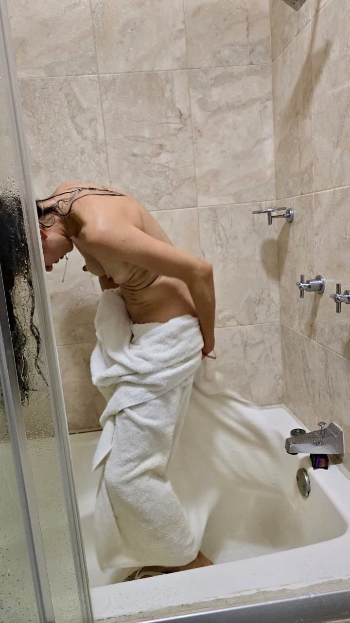 Esposa Puta Mostrando sus tetas y concha peluda