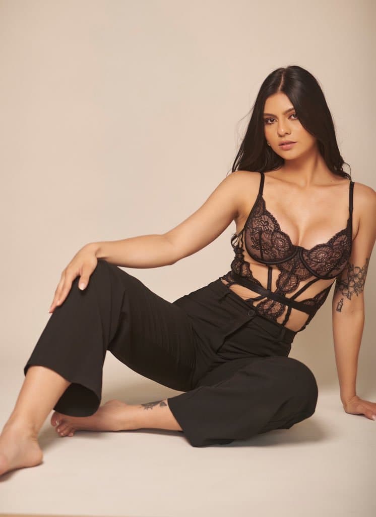 Supermodel goddess drinks sperm from 100 men