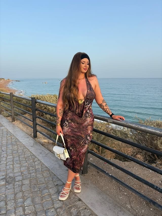 thick gym girl phoebe kitchen 22