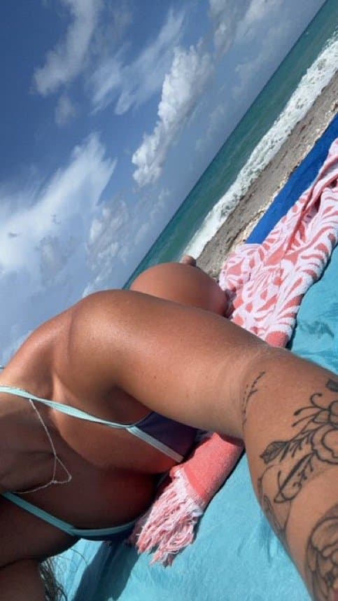 Gorgeous gorgeous girls lift heavy heavy weights