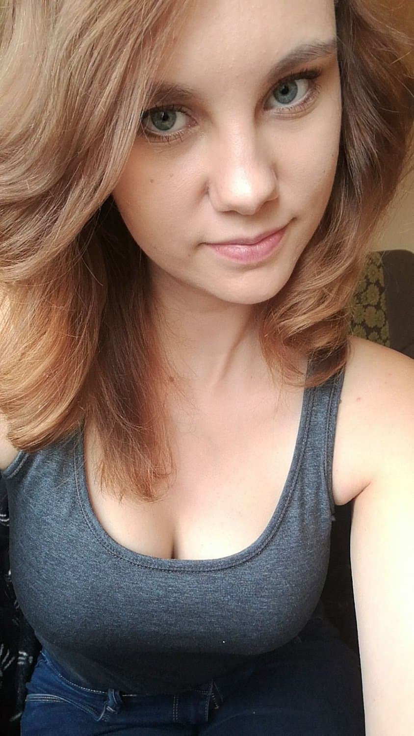 Cute foreigner Karolinka and her bangin natural curves! ?