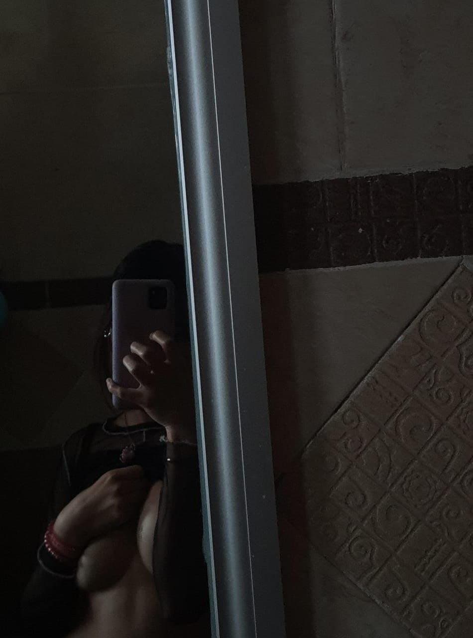 Egirl shows her tits